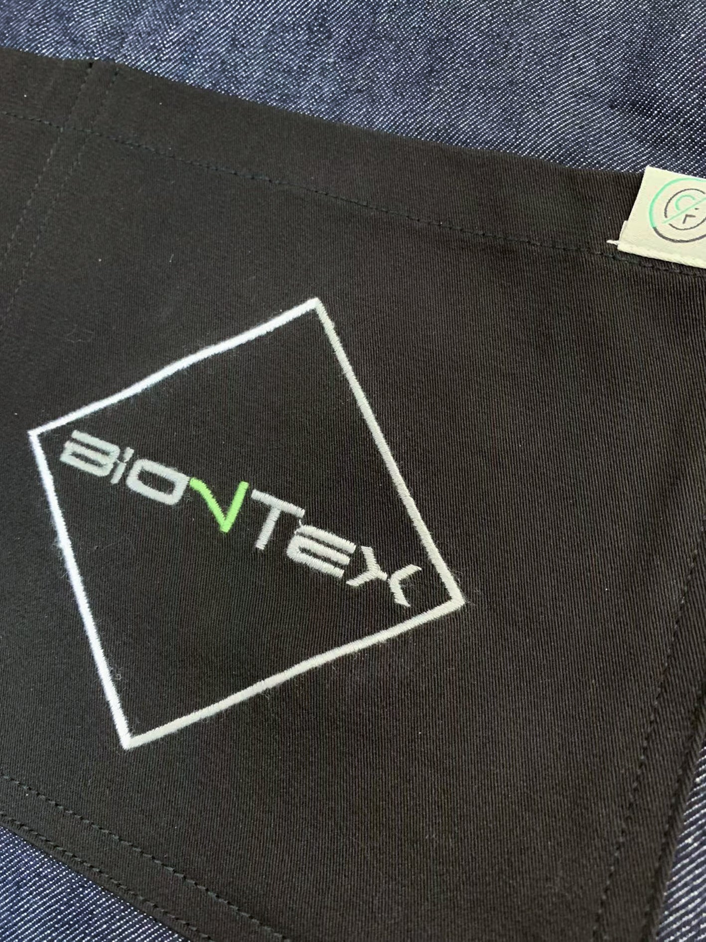 男女通用 BioNTex™ 牛仔褲腰圍裙，附撞色口袋